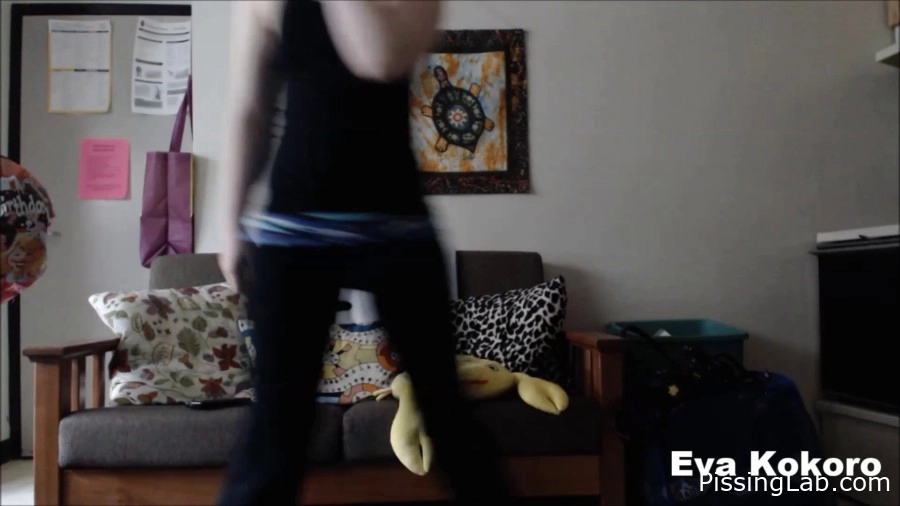 Evakay - Desperate Pee Fountain - pee glow (MPEG-4, 71.7 MB, 2025) - dripping pee buildup