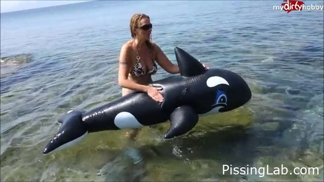 lynli - Inflatable Fetish Whale he blows - pee drive (MPEG-4, 48.3 MB, 2025) - pee teasing joy