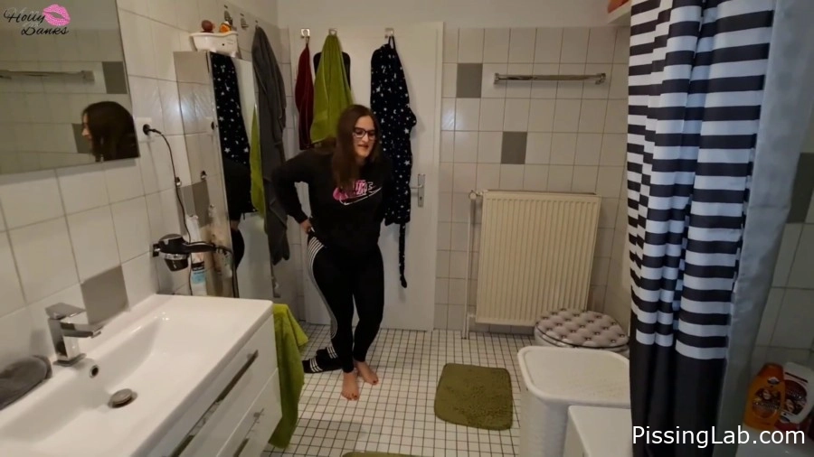 Pissing On Neighbors Carpet - force pee (MPEG-4, 38.9 MB, 2025) - stream tension peeing