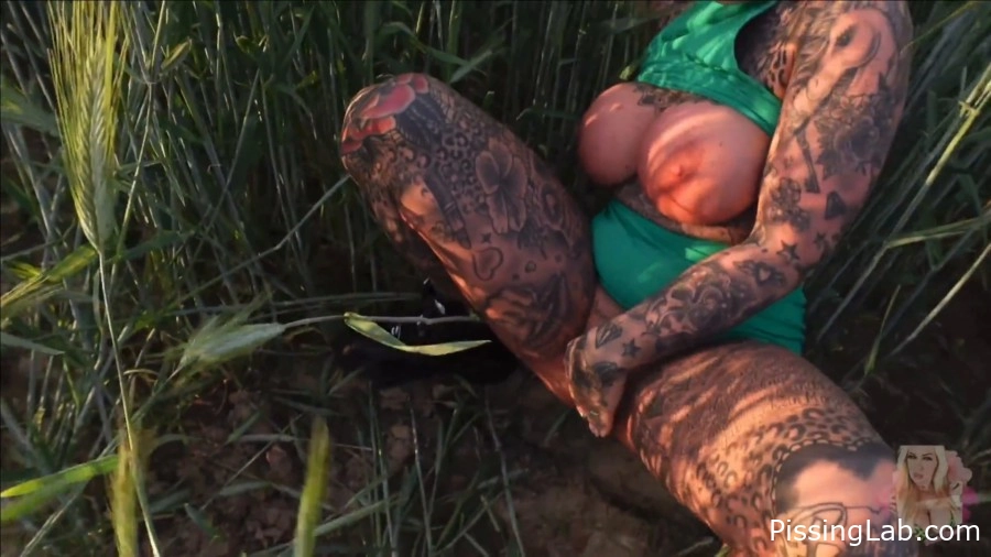 with charming babe Devil Sophie - I Like Green, Yellow I Pissed Off In My New Buffs - 2025 (bladder flow peeing | pee lust)