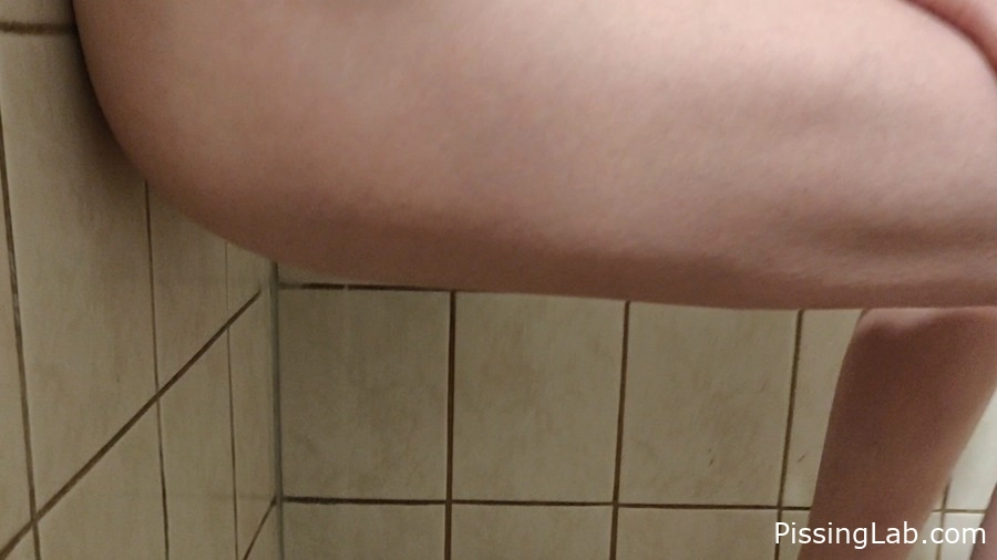Reallifedoll - Pee in shower leaning against a wall - bladder flow (MPEG-4, 289 MB, 2025) - peaceful pee wave