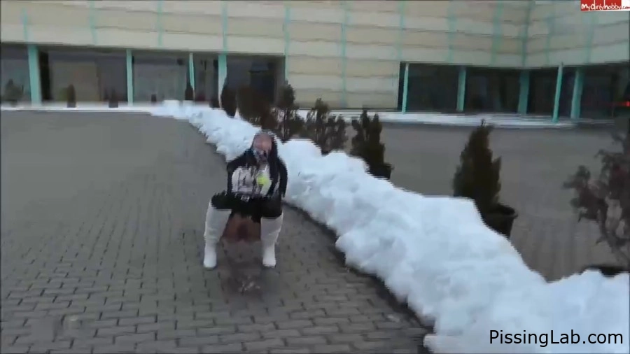 Gina-Bang - Pissing uninhibitedly in front of the furniture store - steady pop (MPEG-4, 14.6 MB, 2025) - firm pressure peeing
