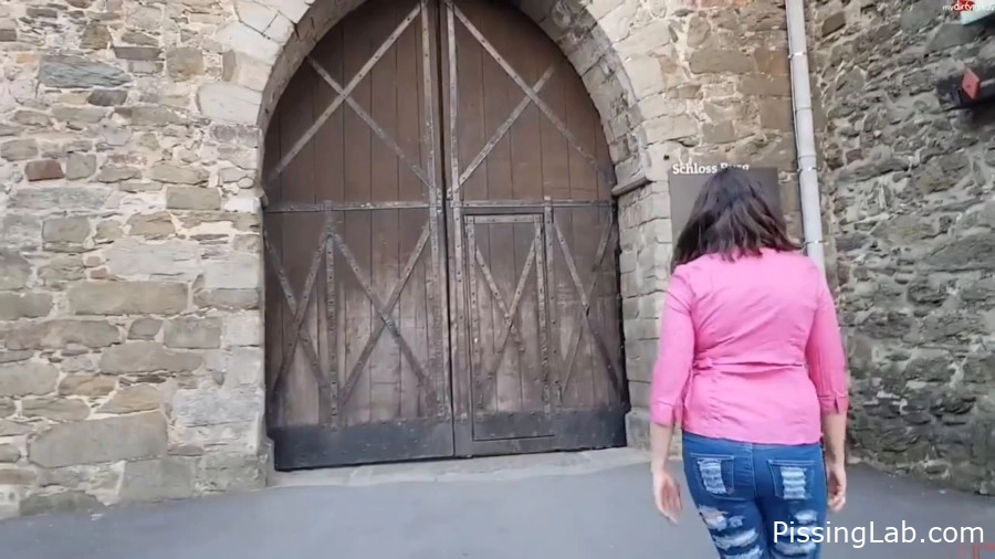 Luna-Light - Wetted at Castle Burg - self pee (MPEG-4, 27.0 MB, 2025) - hardcore wet jeans