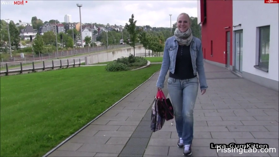 Shopping Piss – Jeans Girl pisses herself 44.8 MB