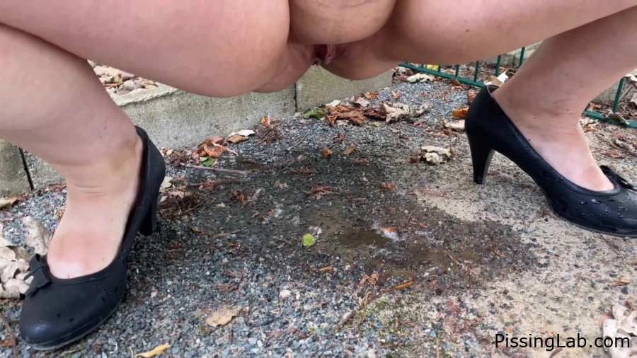 with filthy queen Julia - Winter - Territory marking. - 2025 (slave bladder push | pee glint)