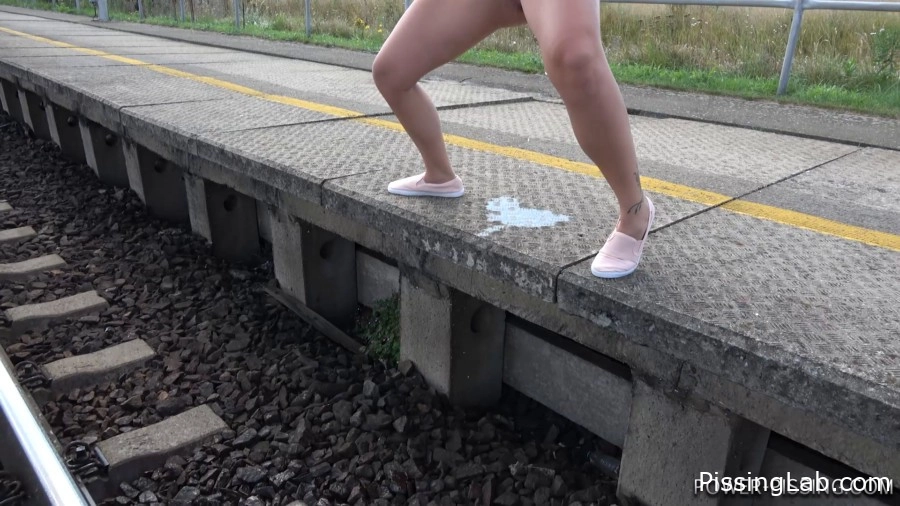 Naomi Nevena - Piss Arc On The Tracks - natural piss flow (MPEG-4, 309 MB, 2025) - pee overflow fetish