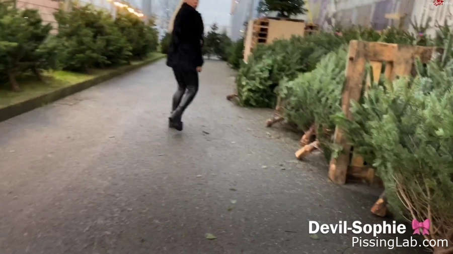 with flirty devil Devil Sophie - Piss On Christmas Tree Market - 2025 (pee squirt after buildup | habit pee)