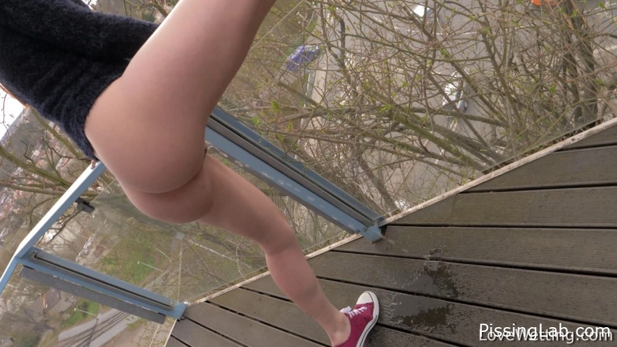 Charlie Red - Pissing Scene - leak motion (MPEG-4, 291 MB, 2025) - peeing soft flash