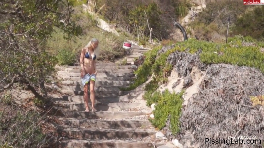 Pissing - with fearless girl Chuckyandtinychic 40.8 MB