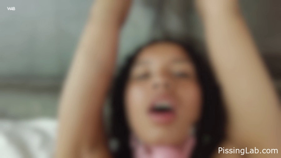 Valery Ponce - Crazy Rainy Day. W4B. - daily pee (MPEG-4, 703 MB, 2025) - video piss covered