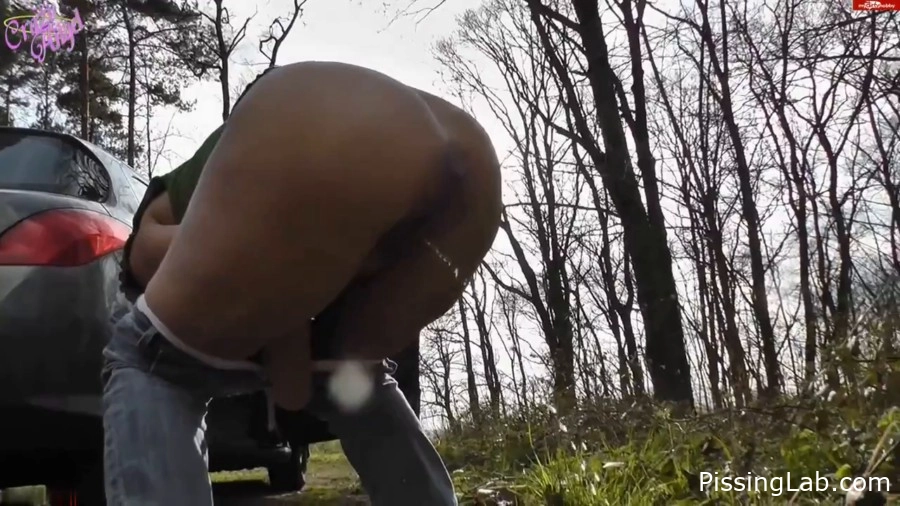 CrazyAngel - Short, intense doggy piss - full piss (MPEG-4, 24.7 MB, 2025) - wet peeing action