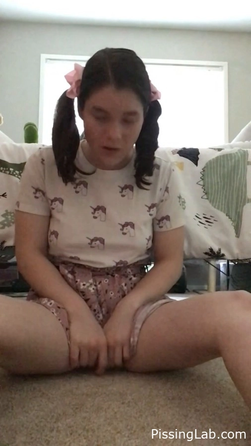 KaretCake - Daddy I Had an Accident - piss motion (MPEG-4, 376 MB, 2025) - clear stream forms pee