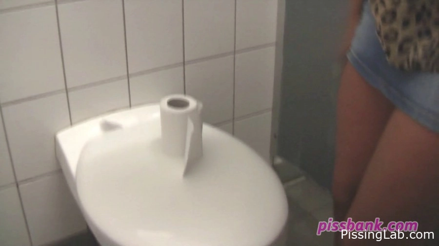 The toilet is too dirty!!! Pissbank. - with soft babe Yassie 50.2 MB