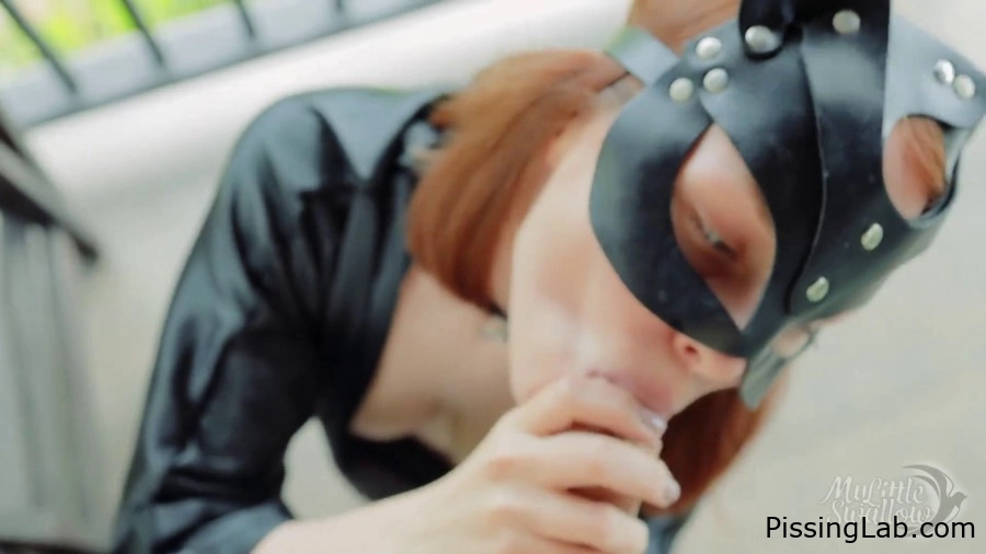 Julia De Lucia - Piss In Ass Then Into A Glass To Drink - steamy pee session (MPEG-4, 492 MB, 2025) - juicy pissing thrill